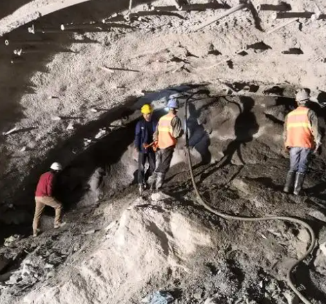 乌烈镇拱顶带模注浆料的施工流程及注意事项